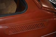 Typické žebrování i u něho prozrazovalo přítomnost motoru vzadu