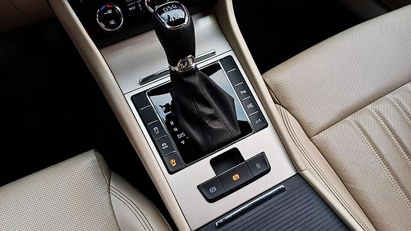 Škoda Superb L&K 2.0TSI 206kW-TZ-ČR-DPH - fotka 32 z 50