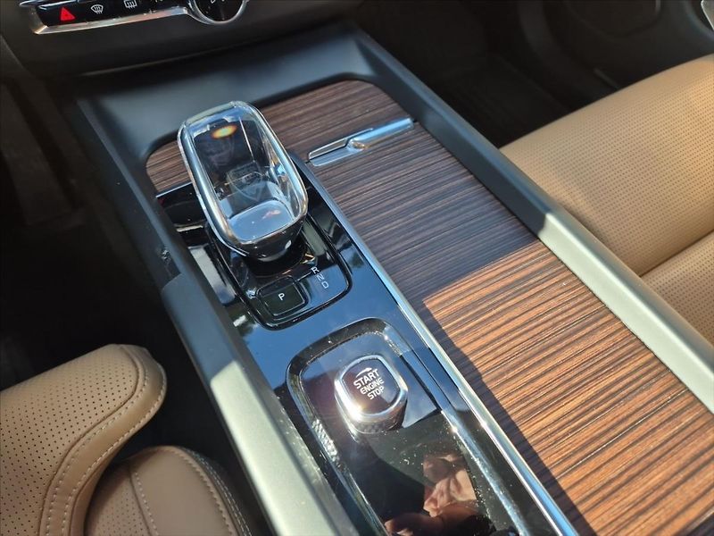 Volvo XC60 2,0 B5 AWD Ultimate Dark Vzduc - fotka 18 z 19
