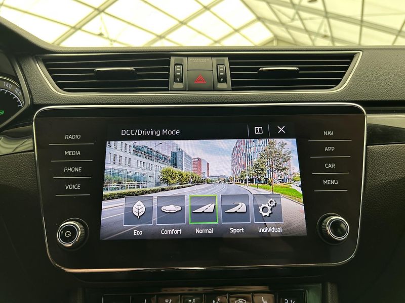 Škoda Superb 2.0 TDI L&K - fotka 12 z 29