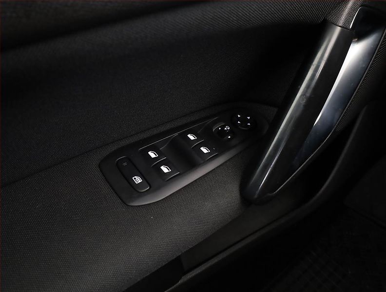 Peugeot 308 (2015) 1.2 e-THP, Serv.kniha, Navi - fotka 16 z 19