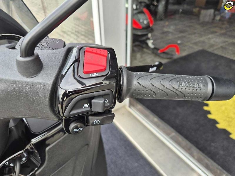 Piaggio MP3 300 (2024) Deep Black - fotka 16 z 20