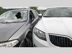 Řidič Renaultu najížděl i do policejní Octavie v civilním provedení.