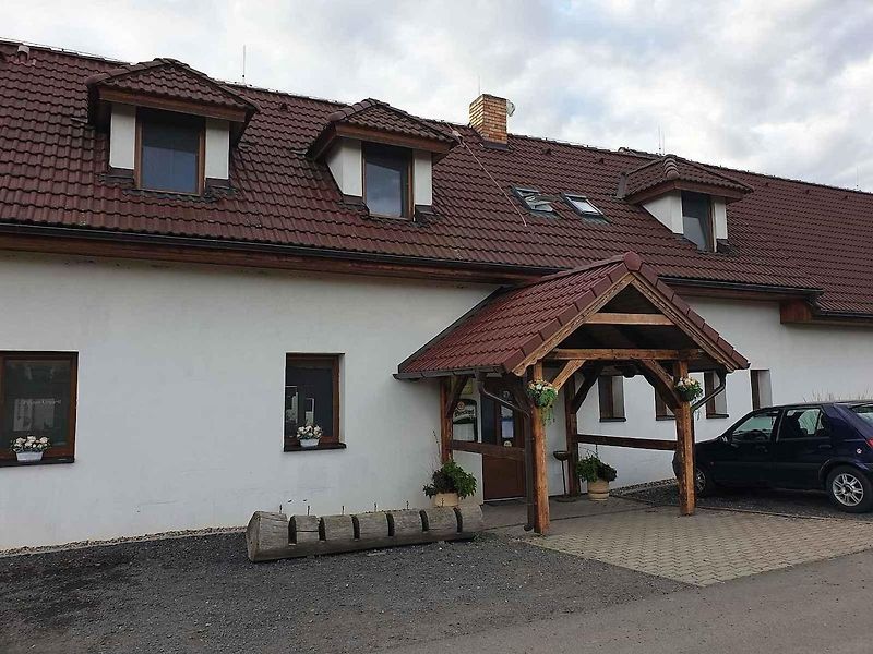 Ochutnali jsme pečenou krkovičku s opečeným bramborem za 125 korun.