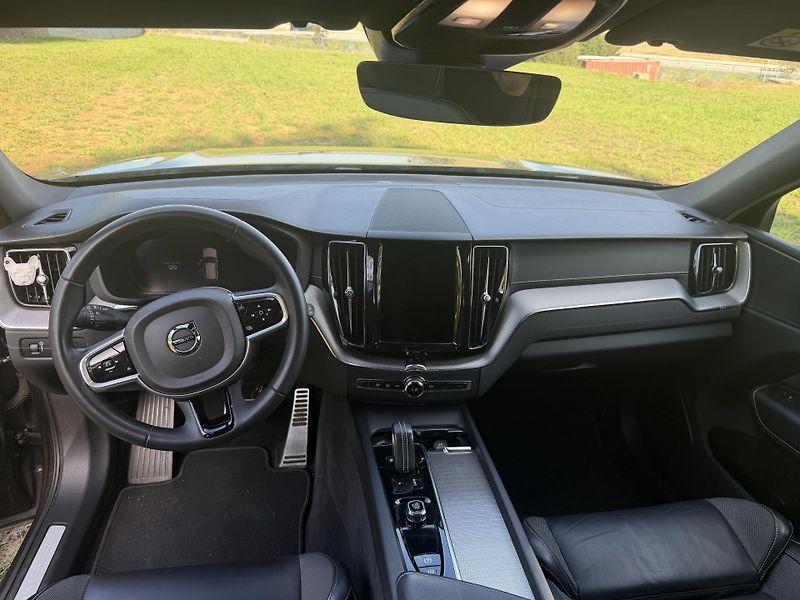 Volvo XC60 B4    R Design    ČR - fotka 14 z 31