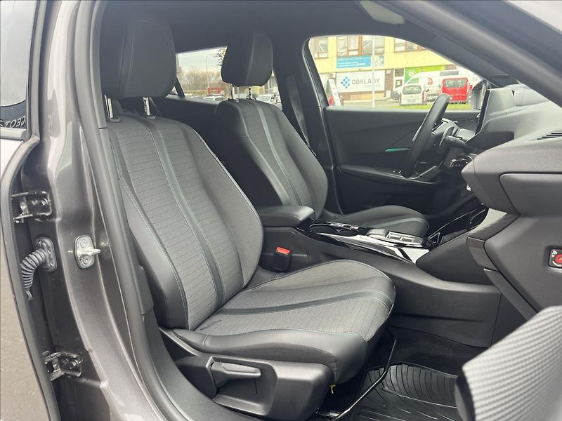 Peugeot 2008 1,2 PT  Allure EAT8 zár 6/28 - fotka 19 z 24