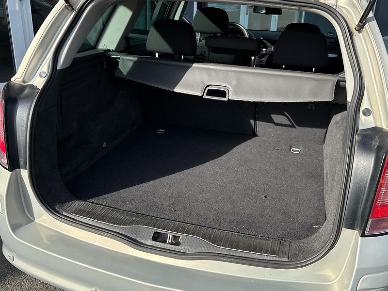 Opel Astra Kombi - fotka 10 z 26