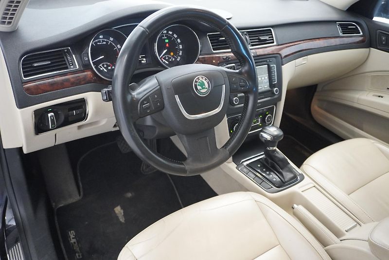 Škoda Superb 3.6 V6 191kW 4x4 REZERVACE - fotka 13 z 36