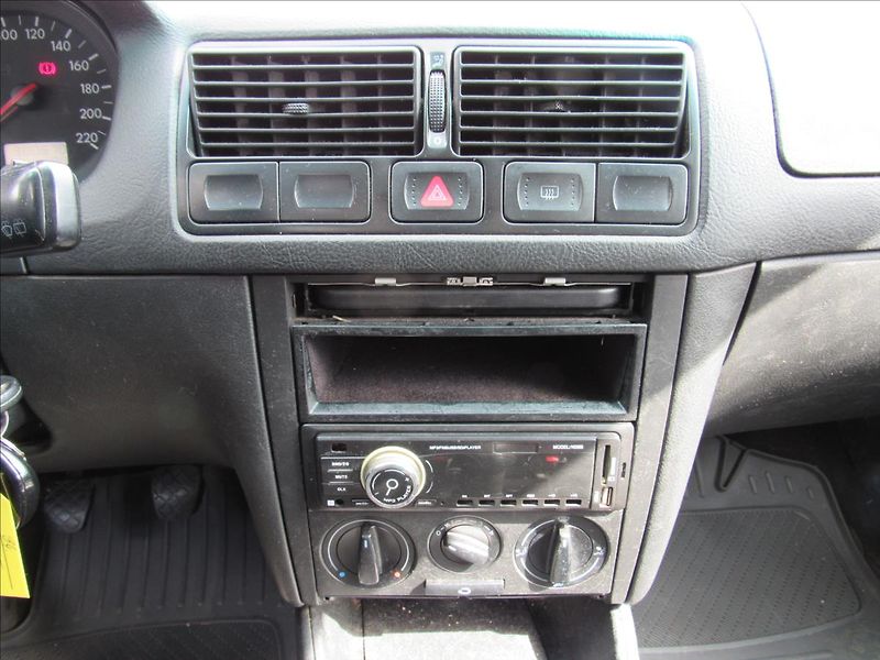 Volkswagen Golf 1,9 SDI 50kW Combi - fotka 15 z 23