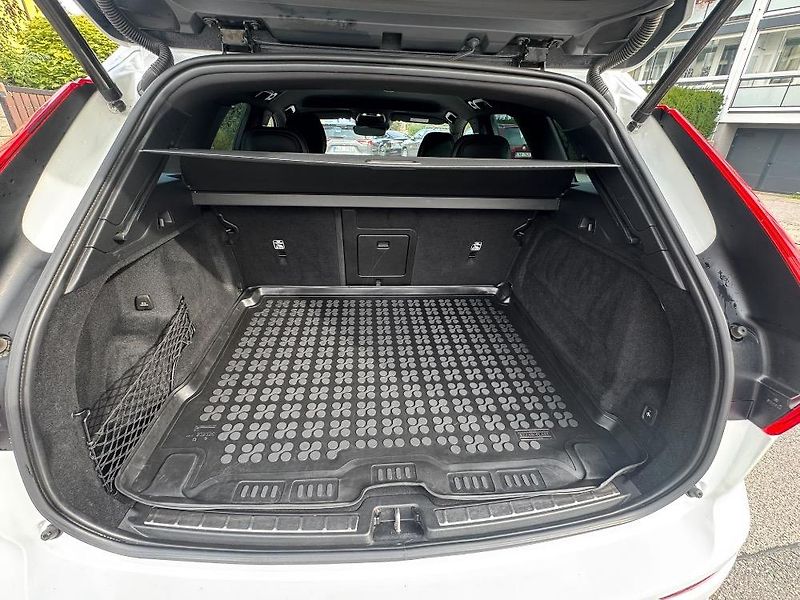 Volvo XC60 (2020) XC60 B4 Drive-E mHEV aut. Mome - fotka 26 z 27