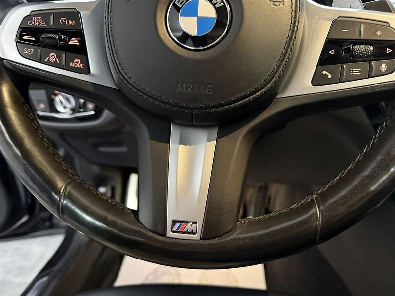 BMW Řada 5 3,0   530D M-PAKET PANO LASER - fotka 11 z 48