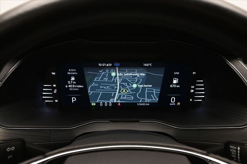 Škoda Superb 2,0 TDI 110 kW DSG TAŽNÉ NAVI - fotka 16 z 31