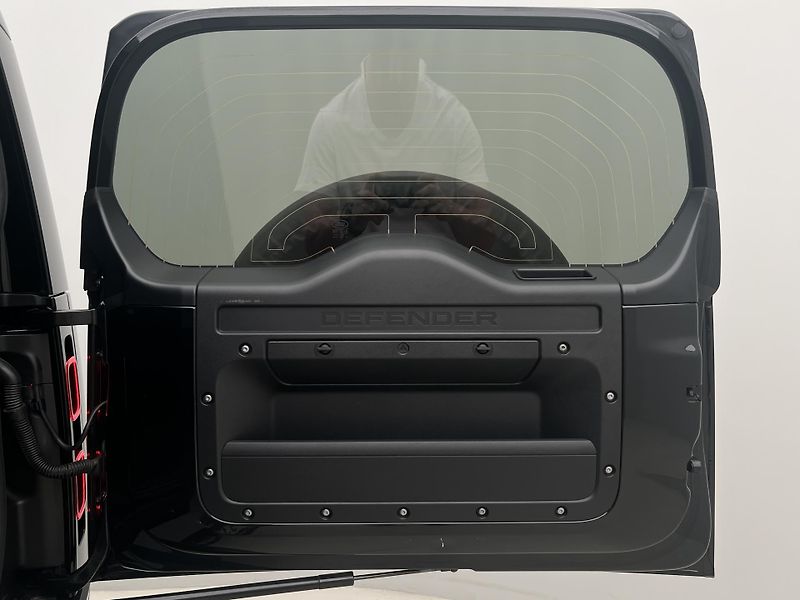 Land Rover Defender 110 D300 HSE AUT CZ - fotka 6 z 51
