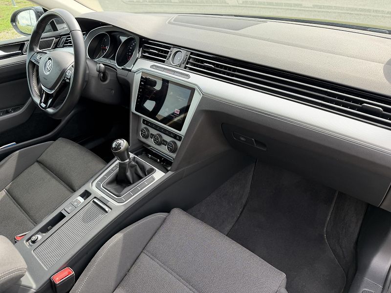 Volkswagen Passat 2.0 TDI MASÁŽ NAVIGACE TAŽNÉ - fotka 36 z 40