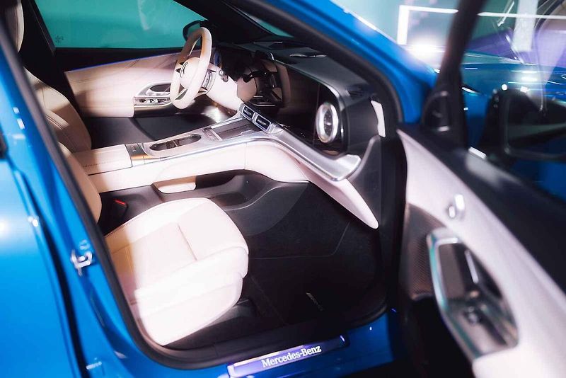 Mercedes-Benz letos odstartoval novou éru jako globální partner ženského tenisu (WTA). Své ambice v tomto sportu nyní potvrzuje i v České republice, kde v rámci ostravského turnaje představuje dvě klíčové novinky: novou generaci modelů GLB a GLC.