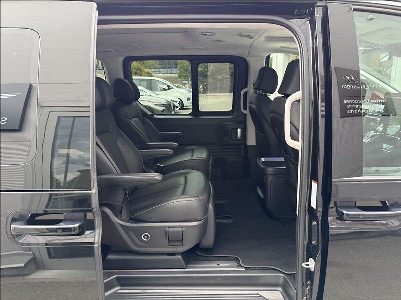 Hyundai Staria 1,6 T HEV 7M  Luxury Panorama - fotka 12 z 26
