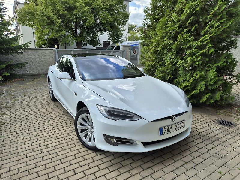 Tesla Model S (2017) 90D AWD Nabíjení zdarma - fotka 10 z 26