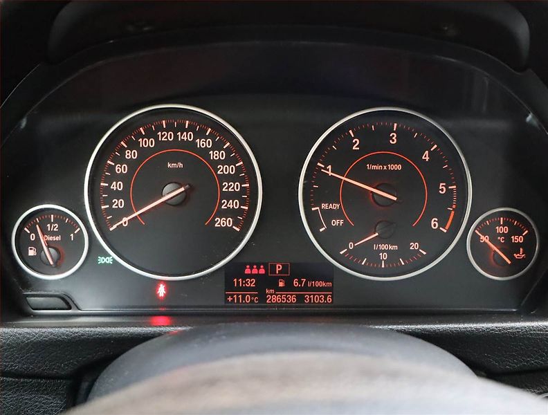 BMW Řada 3 (2015) Sport Line 320d xDrive GT - fotka 11 z 23