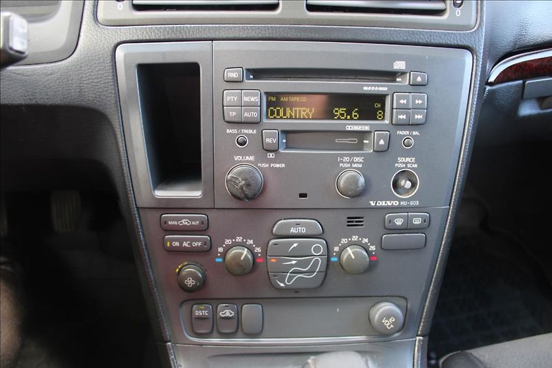 Volvo V70 2,4 D  D5, KLIMA, STK 8/2028 - fotka 20 z 26