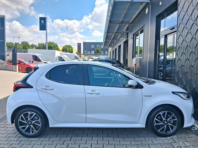 Toyota Yaris COMFORT STYLE 1.5 Hyb. 85 kW - fotka 9 z 27