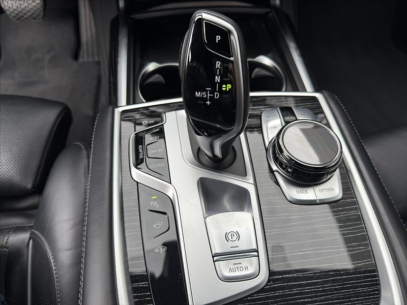 BMW Řada 7 3,0 xDrive 740d - fotka 20 z 39
