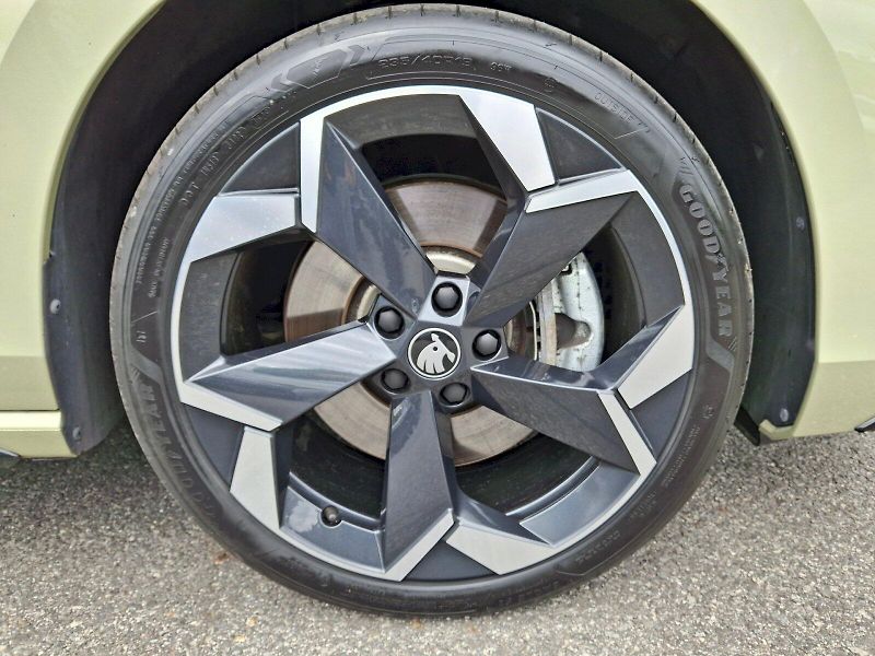 Škoda Superb (2025) Combi iV SportLine DSG 1,5TSi - fotka 34 z 35