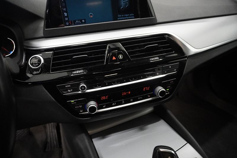 BMW Řada 5 (2018) 520D TOURING STEPTRONIC - fotka 15 z 27