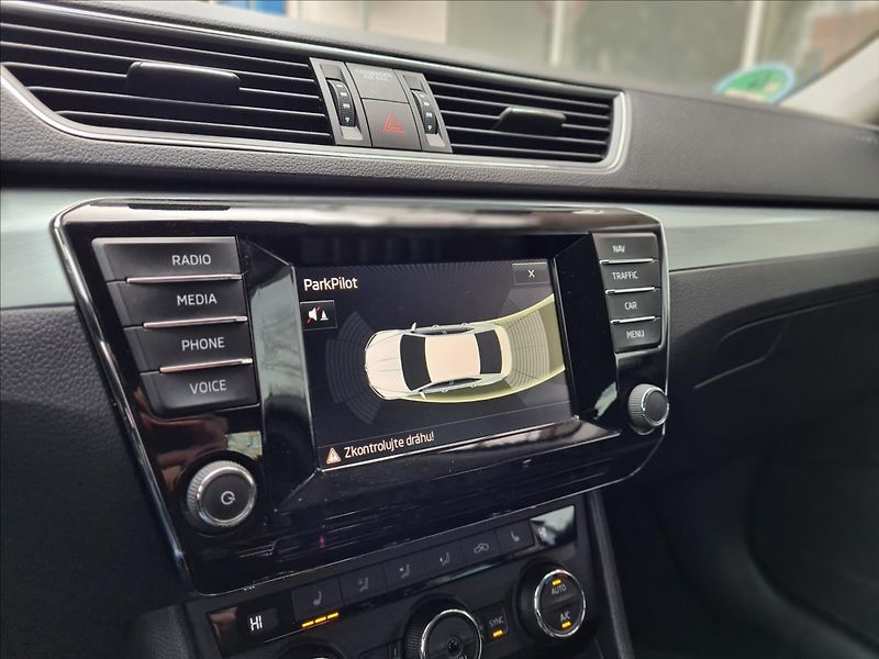 Škoda Superb III 2.0TD*NAV*EL.KUFR*SERV - fotka 17 z 29