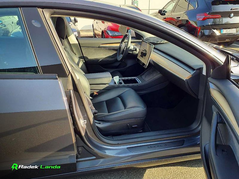 Tesla Model 3 (2023) Performance Dual Motor AWD - fotka 9 z 11