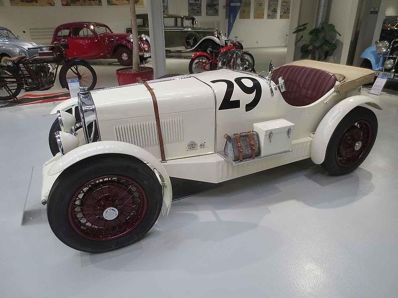 Před 100 lety se v továrně Wikov rozhodli pro zahájení výroby automobilů. Na snímku je renovovaný Wikov 35 Kapka, první československý aerodynamický automobil.