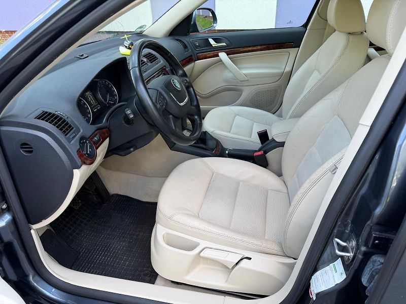 Škoda Octavia 2,0 TDi combi / servis.kn. / - fotka 9 z 37