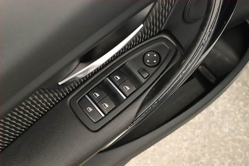 BMW Řada 3 (2017) 318 d, Automat, Tempomat - fotka 16 z 20