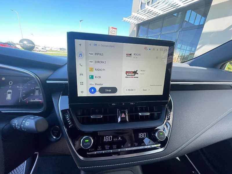 Toyota Corolla 1.8 Hybrid 140K Style - fotka 17 z 29