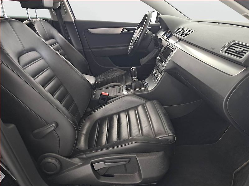 Volkswagen Passat (2013) 2.0 TDI, Navi, Xenony - fotka 9 z 17