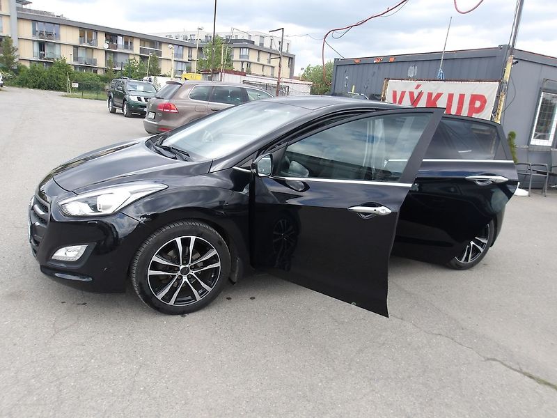 Hyundai i30 1,6CRDi  Automat!! 2 x kola! - fotka 13 z 34