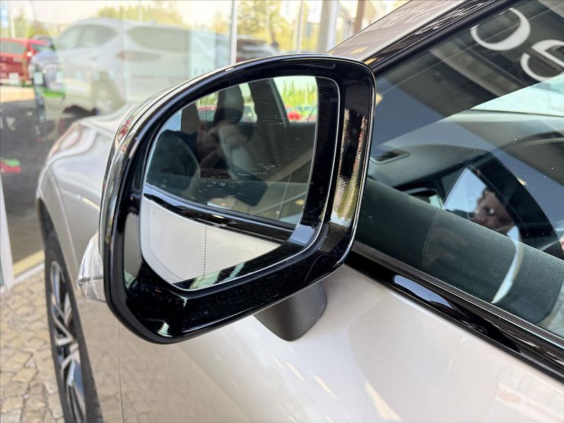 Volvo XC60 2,0   B4 AWD Dark PLUS - fotka 29 z 32