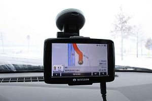 Navigace přichycená přísavkou na čelním skle může být problém ve chvíli, kdy omezuje výhled řidiče. Samotná mapa za volantem zakázaná není, rozhodující je její umístění a vliv na zorné pole.