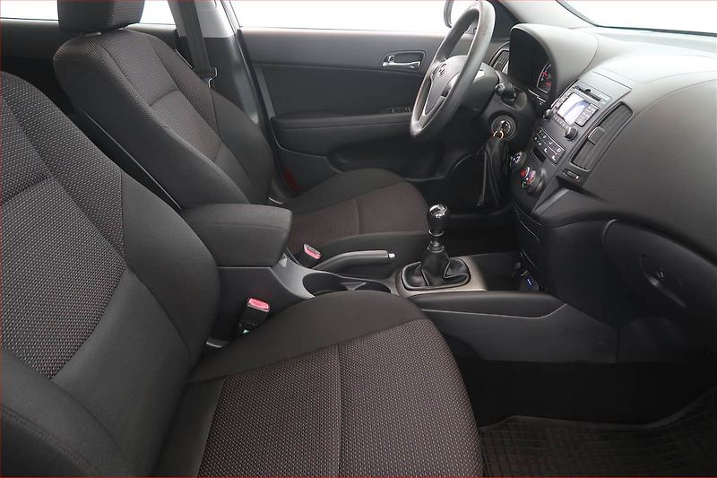 Hyundai i30 (2009) 1.4 CVVT, po STK, rezervace - fotka 9 z 15