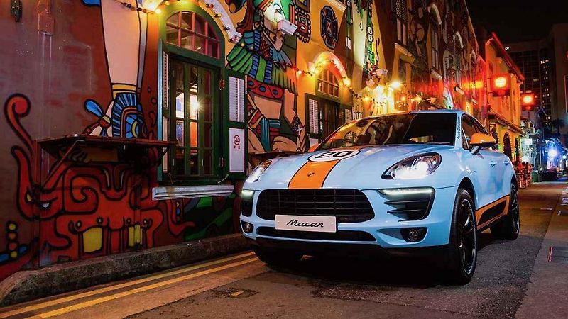 Pětice modelů Porsche Macan v barvách slavných Le Mans závoďáků.