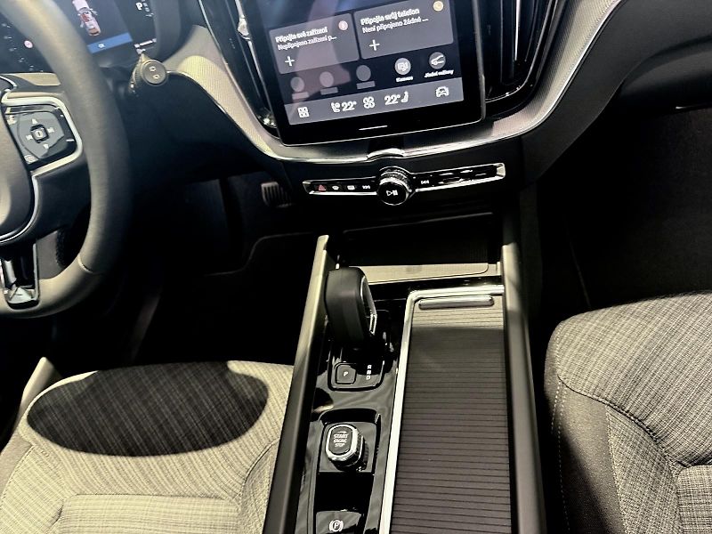 Volvo XC60 (2026) T6 PHEV CORE + 4ZÁRUKA/SERVIS - fotka 15 z 17