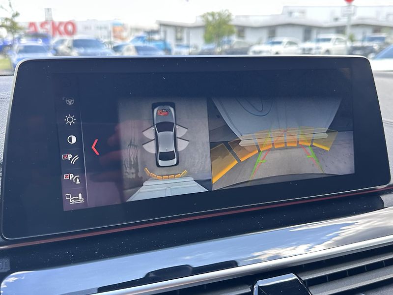 BMW Řada 5 M550d xDrive - fotka 17 z 33