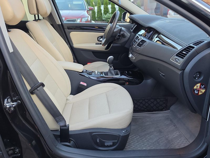 Renault Laguna 2.0dCi 131kW INITIALE*PANORAMA - fotka 44 z 58