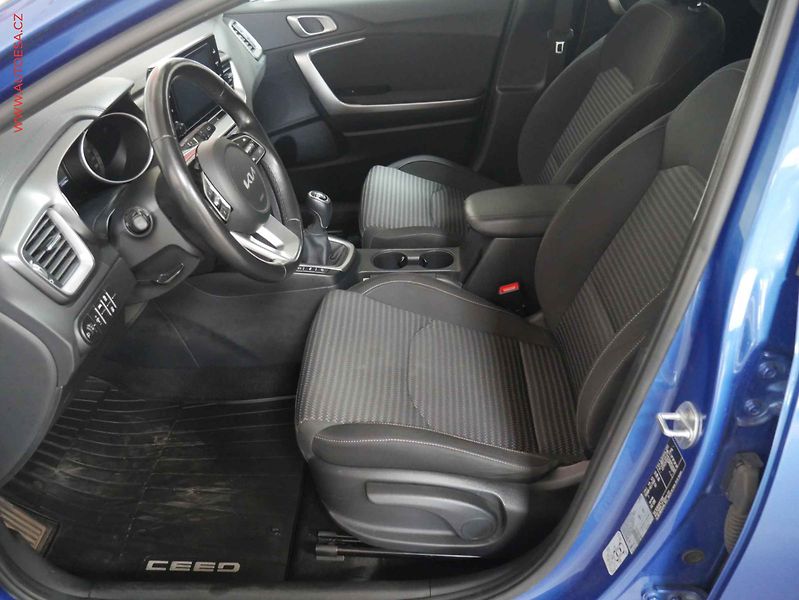 Kia Ceed (2023) 1.5 T- GDi, ČR, AC, kamera - fotka 9 z 21