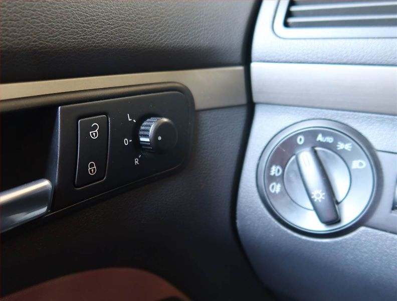 Volkswagen Touran (2008) Cross 2.0 TDI, Eko.zaplacen - fotka 16 z 18