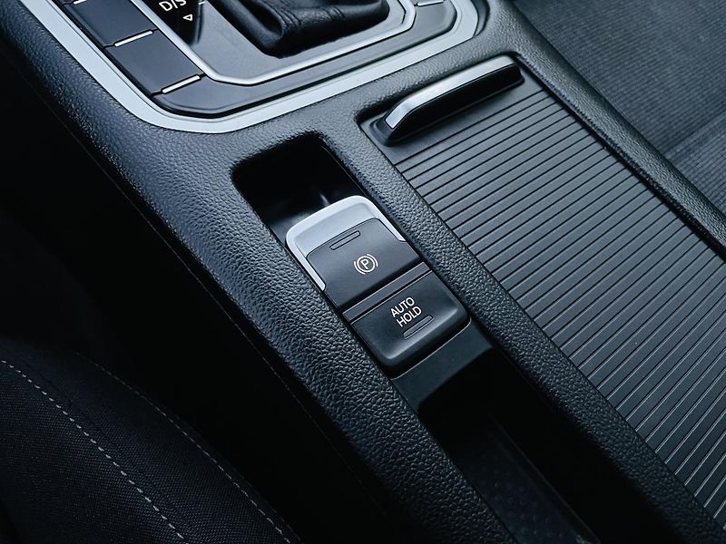 Volkswagen Passat 1.4TSI AUT TAŽNÉ SERVISKA LED - fotka 39 z 49