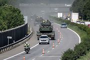 První armádní výcvik přesunu tanků Leopard 2A4 na dálnici D35.