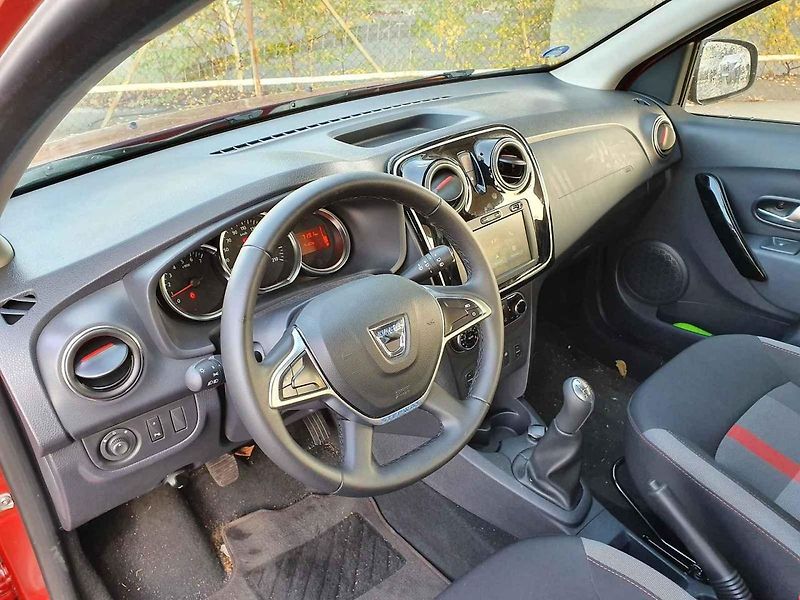Výhodně koupíte třeba Dacii Duster, která na podzim plošně zlevnila o 15 tisíc korun.