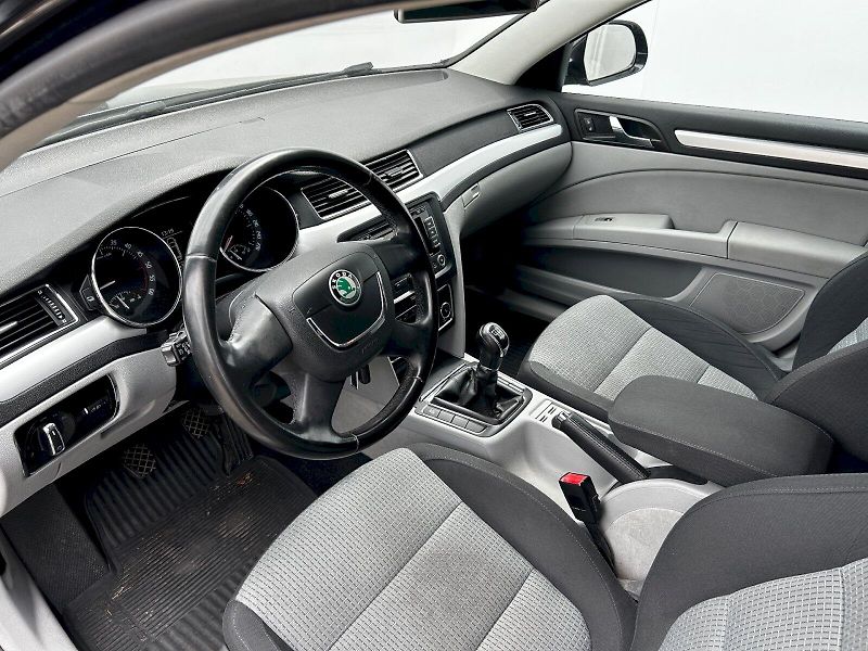 Škoda Superb (2019) Combi 2.0 TDI CR DPF 125kW MP6 - fotka 18 z 28