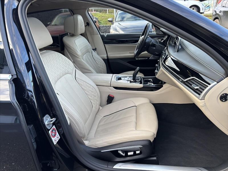 BMW Řada 7 4,4 i 750Li xDrive Individual - fotka 17 z 39