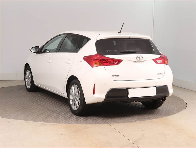 Toyota Auris (2013) 1.6 Valvematic, ČR,1.maj - fotka 4 z 15
